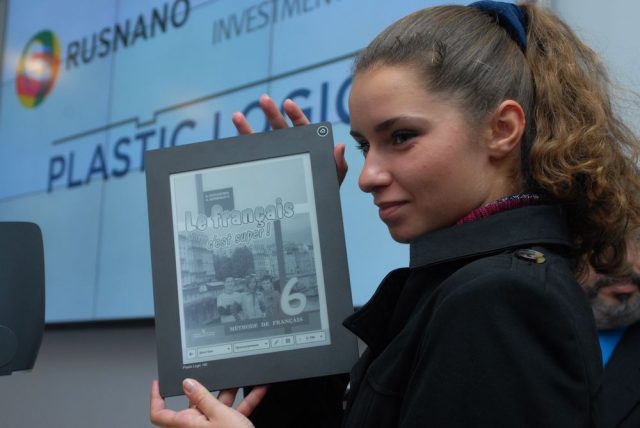 Plastic Logic 100 - инновационный учебник для школьников картинка Использование дисплея из ударопрочного и гибкого полимера выгодно отличает Plastic Logic 100 от большинства аналогичных устройств, представленных на рынке