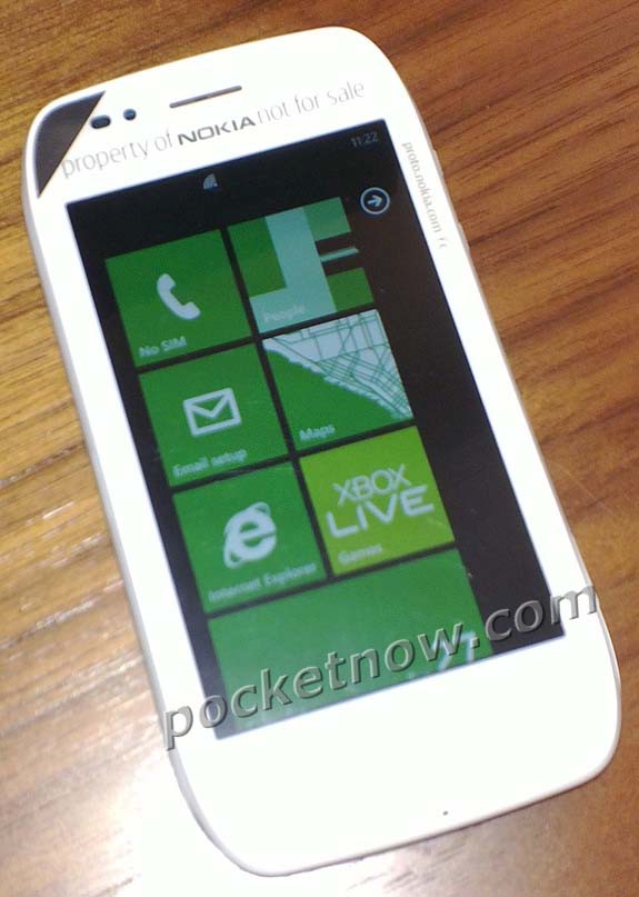 В сети появились шпионские фото еще одного WP7-смартфона Nokia