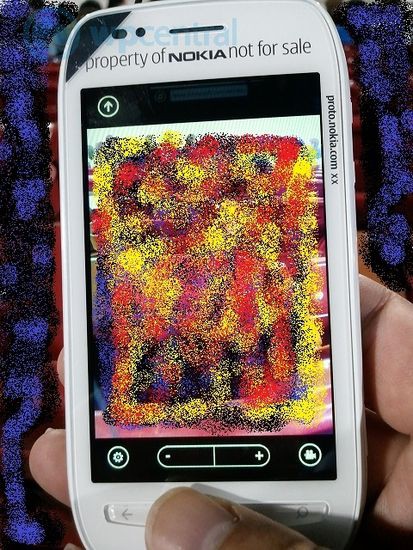В сети появились шпионские фото еще одного WP7-смартфона Nokia