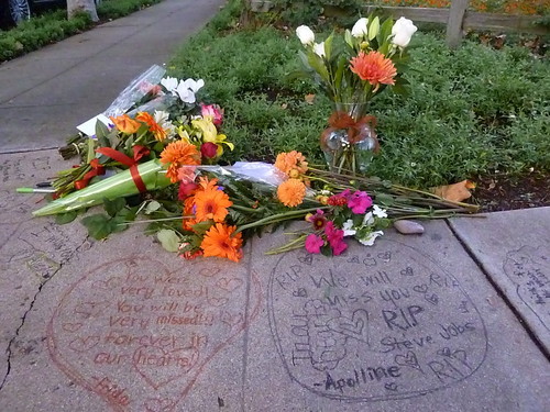 Умер Стив Джобс картинка Цветы у дома Стива Джобса