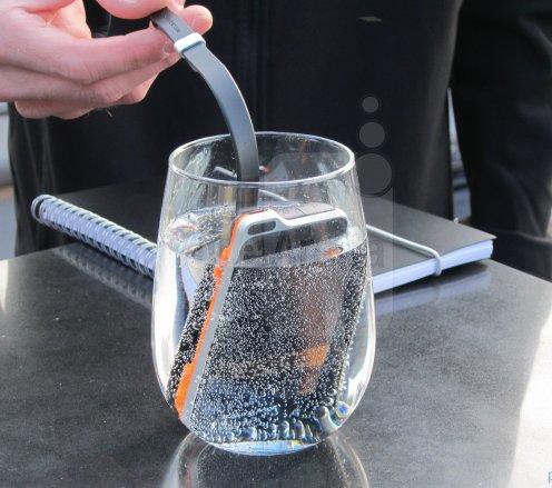 Sony Ericsson Xperia active - переживет все!