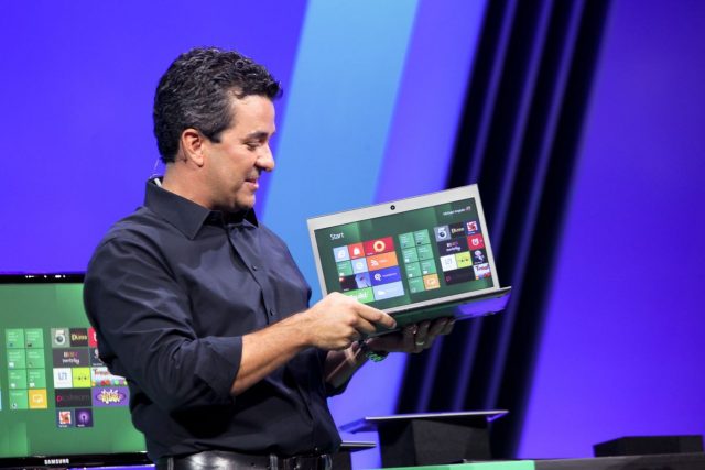 Windows 8 придется биться сразу на двух фронтах. Вместе с тем приложения Metro, разработанные для планшетных компьютеров на платформе Windows 8, будут нормально функционировать и на ПК с той же операционной системой. Фото: Microsoft