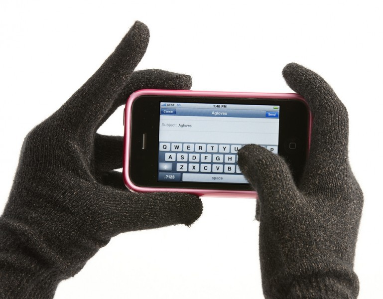 Мама с дочерью продали 170 тыс. вязаных перчаток для работы с сенсорным экраном на морозе