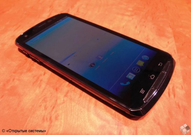 Fujitsu еще раз представила прототип четырехъядерного смартфона на Tegra 3 фото