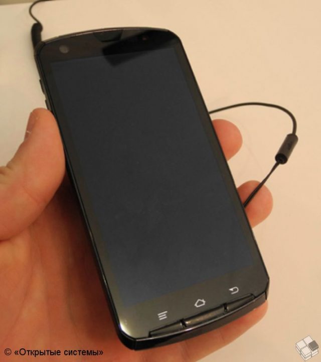 Fujitsu еще раз представила прототип четырехъядерного смартфона на Tegra 3 фото