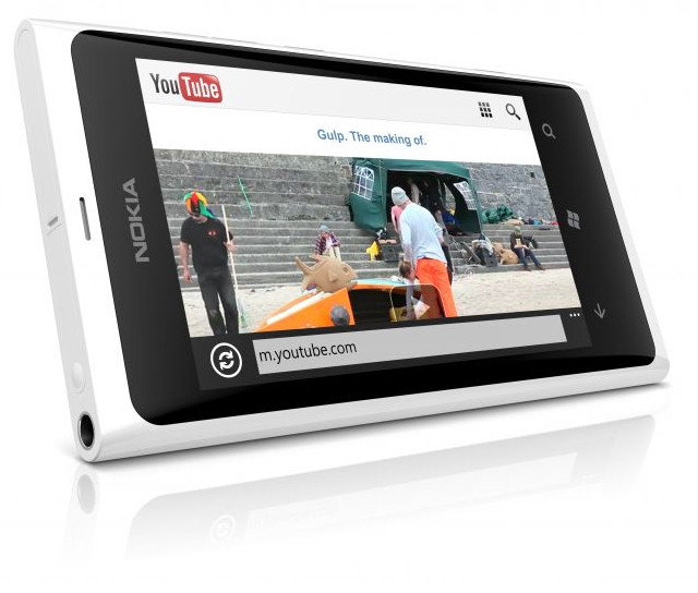 Nokia Lumia 800 вышла в белом картинка