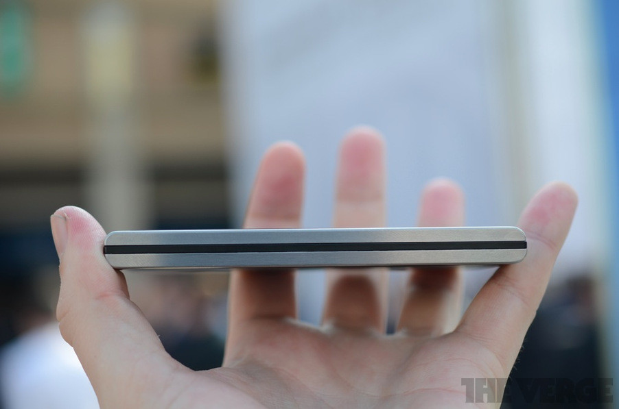 Lumigon T2 – стильный смартфон с 3,8-дюймовый дисплеем и звуком от Bang&Olufsen