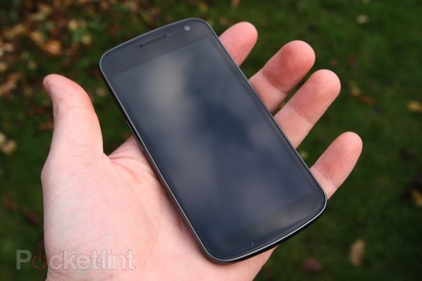 Супертелефоны и их ОС: Большая битва в журнале Stuff