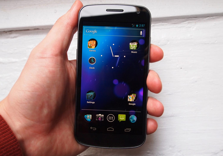 Супертелефоны и их ОС: Большая битва в журнале Stuff