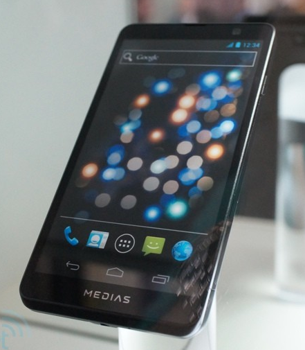 Линейка NEC Medias (включая смартфон с двумя 4,3" экранами) представлена на MWC