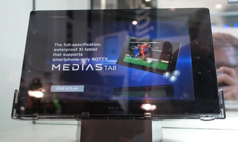 Линейка NEC Medias (включая смартфон с двумя 4,3" экранами) представлена на MWC