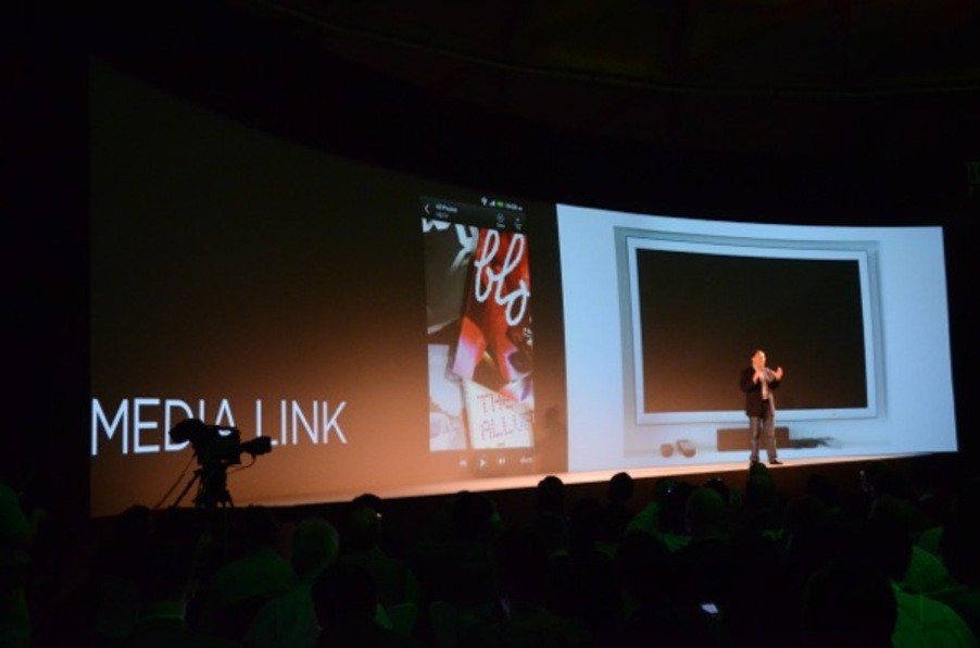 HTC привезла на MWC новые смартфоны One V, 4-ядерный One X, One S, а также показала обновленный интерфейс Sense 4.0