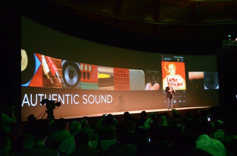 HTC привезла на MWC новые смартфоны One V, 4-ядерный One X, One S, а также показала обновленный интерфейс Sense 4.0