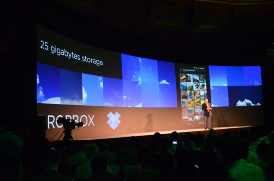 HTC привезла на MWC новые смартфоны One V, 4-ядерный One X, One S, а также показала обновленный интерфейс Sense 4.0