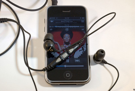 «Ушки» для телефона: 13 популярных гарнитур