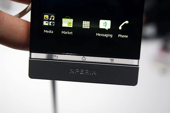 Sony Mobile представила на MWC новые смартфоны Xperia P и Xperia U