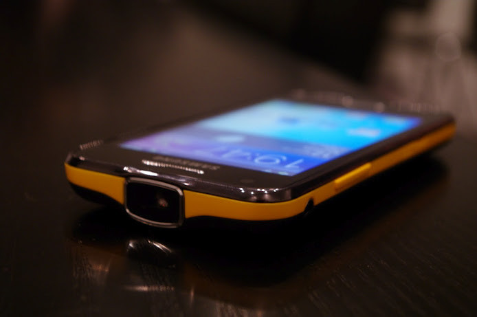 Смартфон со встроенным проектором Samsung Galaxy Beam воплотился из концепта в реальность