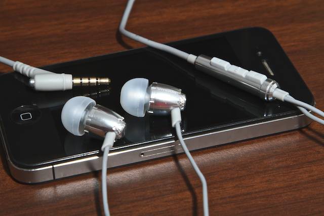 «Ушки» для телефона: 13 популярных гарнитур