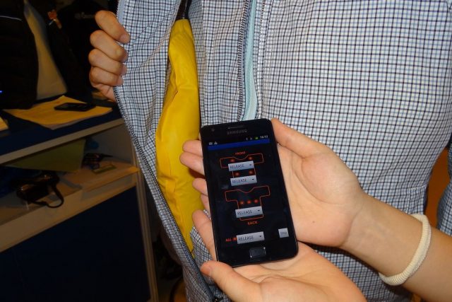 Сингапурская компания готовит к выпуску «обнимающую куртку», управляемую со смартфона