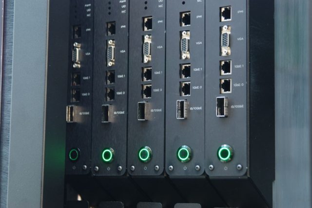 Модули, рассчитанные на систему охлаждения Iceotope, содержат по два новых шестиядерных процессора Intel Romley E5-2600; в стойке можно разместить до 48 таких модулей