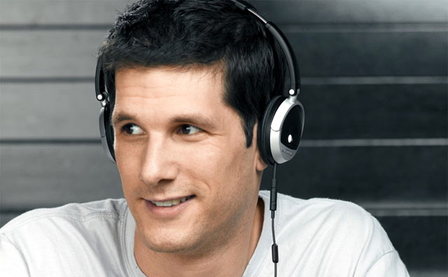 Вынимаем затычки, надеваем наушники