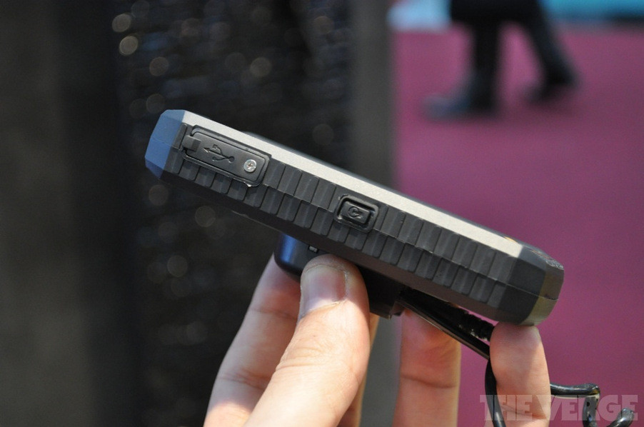 Caterpillar анонсировала суперпрочный смартфон CAT B10 картинка Caterpillar анонсировала суперпрочный смартфон CAT B10