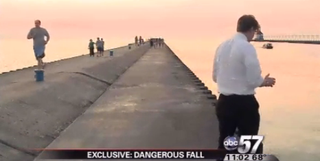 Женщина чуть не утонула, пока писала SMS картинка Женщина чуть не утонула, пока писала SMS