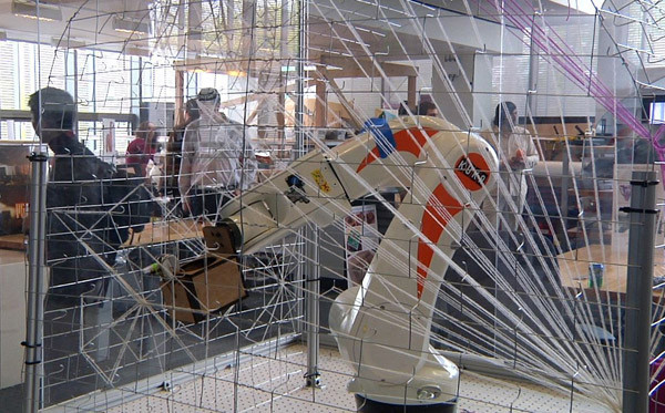 В MIT Media Lab плетет паутину огромный паук-робот