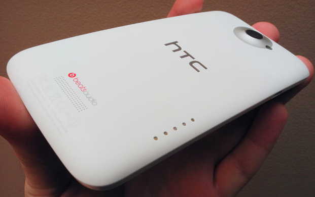 HTC: покупатели предпочитают тонкие телефоны аппаратам с мощной батареей