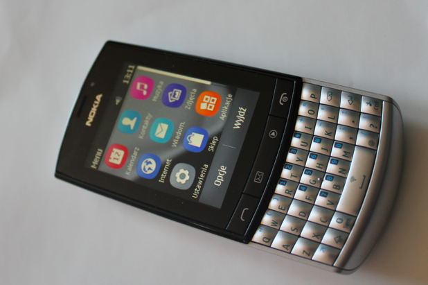 Nokia Asha 303 Touch & Type: «Флагманский простак» с сенсорным экраном и QWERTY 
