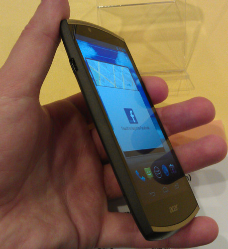 Computex 2012: живые фото Android-смартфона Acer S500 CloudMobile