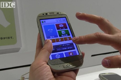Fujitsu F-12D RakuRaku: Android-смартфон для пожилых японцев