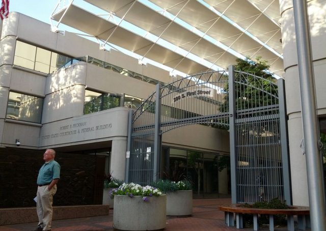 Samsung обязали заплатить Apple миллиард долларов