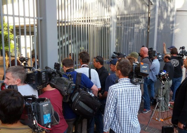 Samsung обязали заплатить Apple миллиард долларов картинка Вердикта присяжных с нетерпением ожидали многочисленные журналисты, юристы и другие наблюдатели