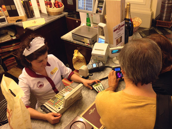 Будете платить наличными, карточкой или… телефоном? картинка Будете платить наличными, карточкой или… телефоном?