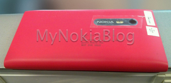 Опубликованы снимки неанонсированного смартфона Nokia на платформе MeeGo 