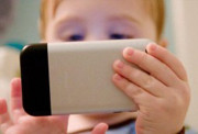 Microsoft: дети осваивают смартфоны раньше, чем научатся писать свое имя