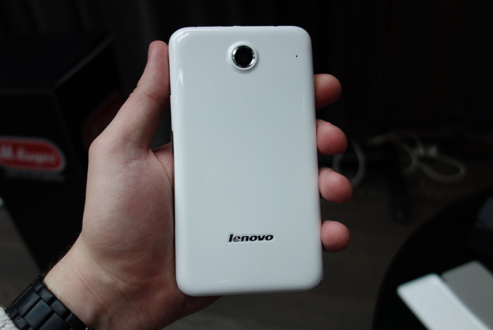 Lenovo представила в России два Android-смартфона