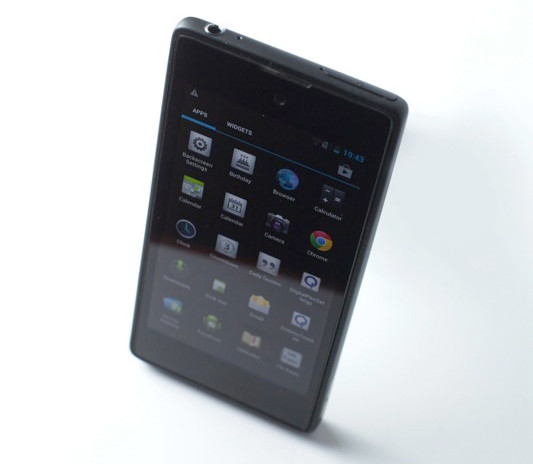 Yota Devices разработала смартфон с двумя экранами и поддержкой LTE
