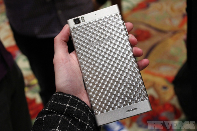 CES 2013: Lenovo показала 5,5-дюймовый смартфон на двухъядерном процессоре Intel Atom