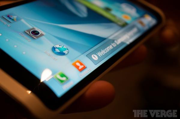 Слух: у Samsung Galaxy S4 будет загнутый 5-дюймовый экран формата Full HD
