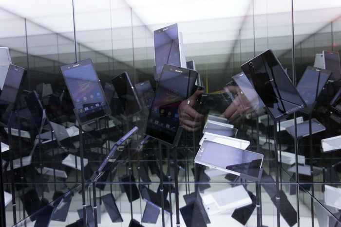 CES 2013: несколько живых фотографий смартфонов Sony Xperia Z и ZL картинка CES 2013: несколько живых фотографий смартфонов Sony Xperia Z и ZL