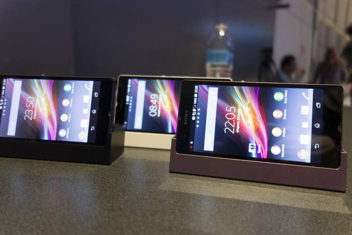 CES 2013: несколько живых фотографий смартфонов Sony Xperia Z и ZL картинка CES 2013: несколько живых фотографий смартфонов Sony Xperia Z и ZL