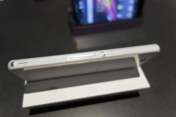 CES 2013: несколько живых фотографий смартфонов Sony Xperia Z и ZL картинка CES 2013: несколько живых фотографий смартфонов Sony Xperia Z и ZL