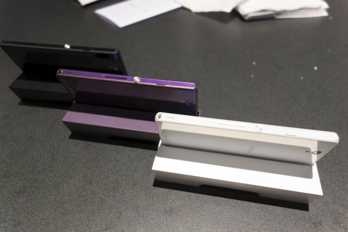 CES 2013: несколько живых фотографий смартфонов Sony Xperia Z и ZL картинка CES 2013: несколько живых фотографий смартфонов Sony Xperia Z и ZL