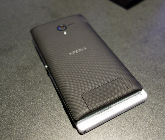 CES 2013: несколько живых фотографий смартфонов Sony Xperia Z и ZL картинка CES 2013: несколько живых фотографий смартфонов Sony Xperia Z и ZL