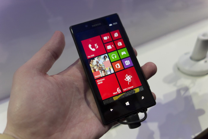 MWC 2013: Nokia Lumia 720 – очередной цветной смартфон со слабым экраном
