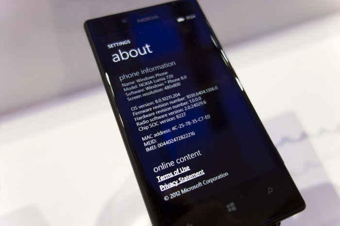 MWC 2013: Nokia Lumia 720 – очередной цветной смартфон со слабым экраном