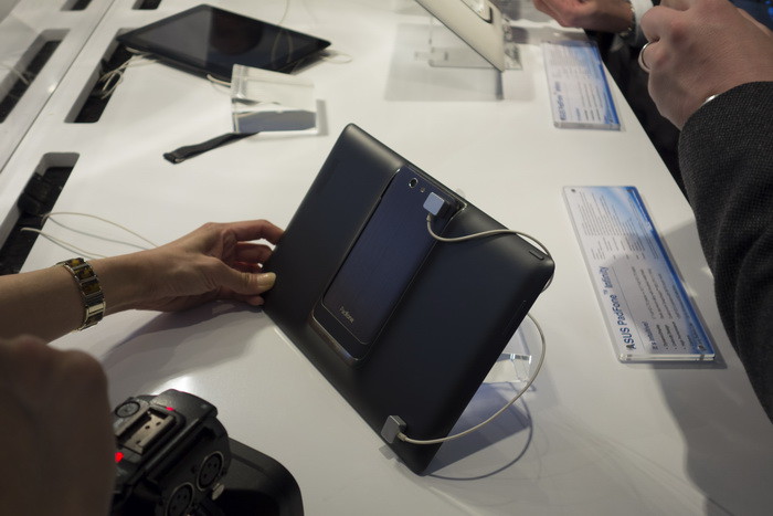 MWC 2013: живые фото ASUS Fonepad и Padfone Infinity