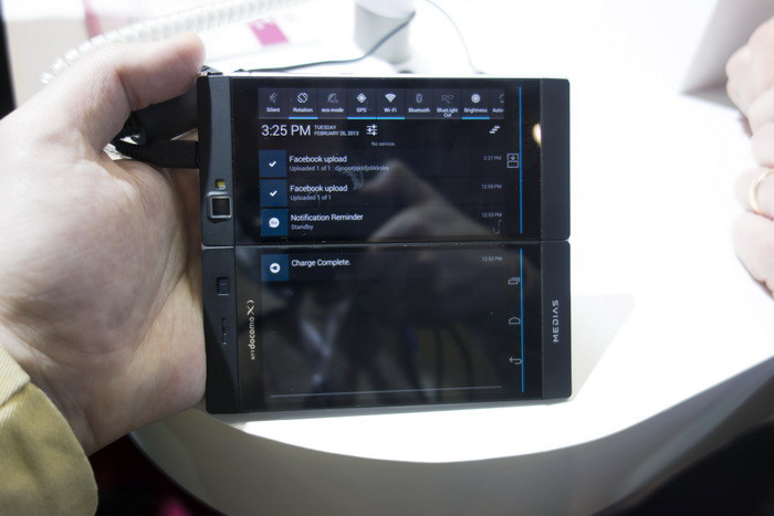 MWC 2013: смартфон NEC MEDIAS W N-05E с двумя экранами
